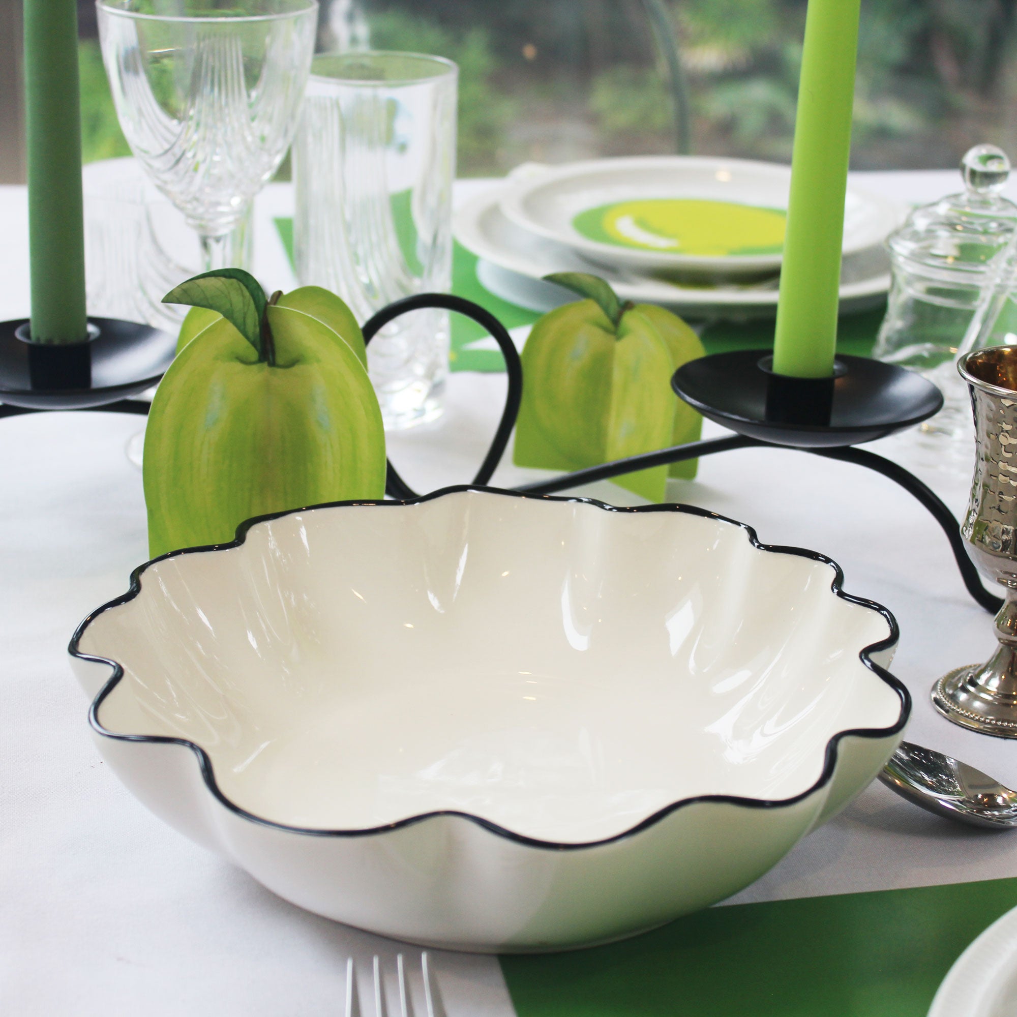 Scalloped Ceramic Bowl + Serviettes